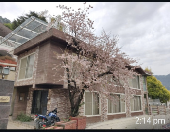 Good indepandent 4 bhk villa cottage at kempty road good lacation singal ownership property